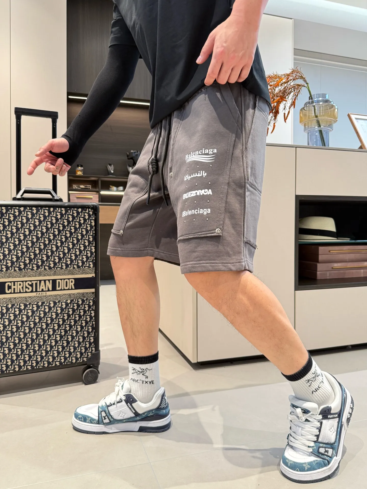 Balenciaga's three-standard complete 2026 summer New Arrival men's casual shorts, advanced custom-made Breathable fabric, Breathable fabric, extremely stretchy and comfortable, impeccable details, top-grade accessories, original logo design concept, delicate and soft feel! The upper body fit is awesome! Size: M-XXXL Please state your height and weight when ordering